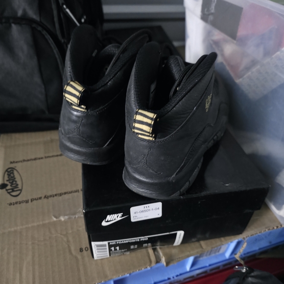 Nike Men's Size 11 NIKE AIR FOAMPOSITES PRO ; BLACK AND GOLD - Picture 4 of 5